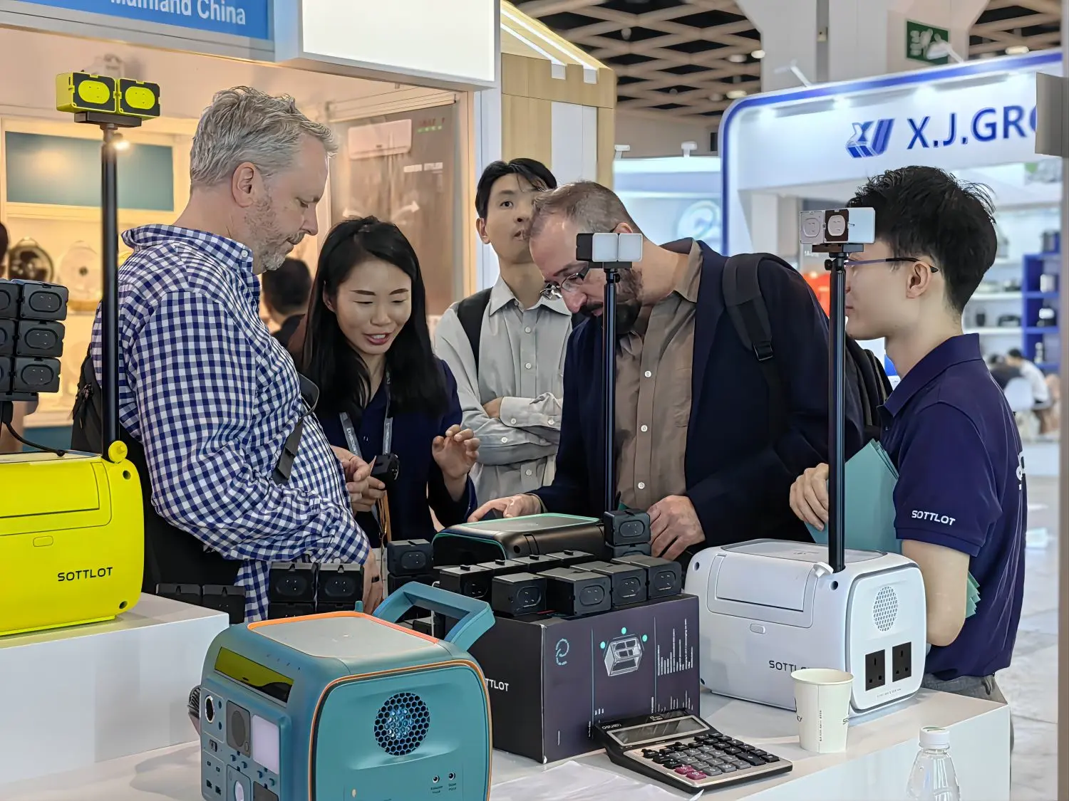 La centrale électrique portable Alpha800 de SOTTLOT New Energy'attire l'attention au salon de l'électronique de Hong Kong