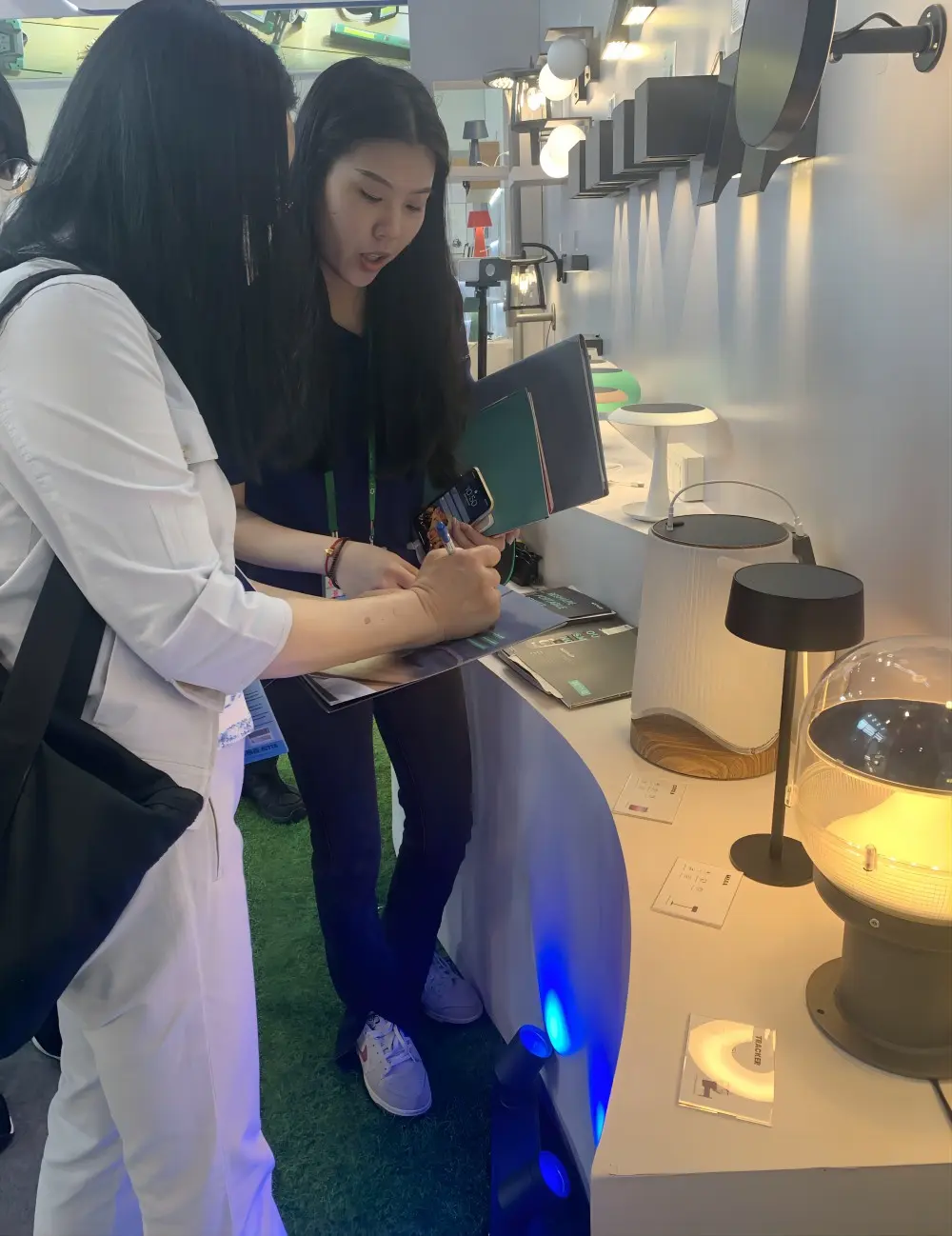 Guangzhou, Tiongkok - Fase pertama Canton Fair ke-127, yang juga dikenal sebagai Pameran Impor dan Ekspor Tiongkok, telah berakhir dengan produktif pada tanggal 19 Oktober. Sebagai salah satu platform perdagangan utama di Tiongkok, Canton Fair yang diadakan setiap dua tahun sekali ini mempertemukan ribuan peserta pameran dan pembeli dari seluruh dunia untuk membangun jaringan, menjalin kesepakatan, dan memupuk hubungan bisnis di masa depan selama beberapa minggu. Sebagai merek energi baru terkemuka, Sottlot ingin mengucapkan terima kasih yang sebesar-besarnya kepada semua mitra, klien, dan teman baru yang mengunjungi stan pameran kami selama fase pertama ini. Kami sangat senang dapat memamerkan koleksi pencahayaan dan produk pembangkit listrik terbaru kami kepada para pelanggan setia dan juga mereka yang baru pertama kali kami temui. Wawasan dan umpan balik Anda sangat berharga karena kami terus menyempurnakan dan meningkatkan penawaran kami untuk memenuhi kebutuhan audiens global kami. Hubungan yang terjalin di Canton Fair merupakan bagian yang tak ternilai dalam mengembangkan bisnis kami dan tetap berada di atas tren industri yang berubah dengan cepat. Berinteraksi secara langsung dengan pembeli dari lebih dari 200 negara dan wilayah memberikan kami perspektif yang tak ternilai harganya ke dalam pasar yang berbeda. Kisah-kisah yang Anda bagikan tentang kebutuhan energi baru Anda membentuk dialog produktif yang akan memengaruhi desain dan inovasi Sottlot di masa depan. Anda memotivasi kami untuk terus mengembangkan solusi produk yang paling efisien melalui teknologi baru. Bagi Anda yang tidak dapat menghadiri tahap pertama, Sottlot berharap dapat bertemu dengan Anda pada tahap kedua yang akan datang pada tanggal 23-27 Oktober, atau di Canton Fair musim semi mendatang. Kami juga dengan hormat mengundang Anda ke pameran kami di Pameran Pencahayaan Musim Gugur Internasional Hong Kong pada tanggal 27-30 Oktober. Di sini Anda dapat menikmati iluminasi cakrawala Hong Kong yang spektakuler sambil menjelajahi pencahayaan energi baru dan pembangkit listrik terbaru dari Sottlot. Canton Fair telah mempromosikan perdagangan dan persahabatan internasional selama lebih dari 60 tahun sejak didirikan pada tahun 1957. Sottlot bangga menjadi bagian dari tradisi yang telah lama dihormati ini yang menghubungkan bisnis Tiongkok dengan mitra di seluruh dunia. Di era globalisasi yang cepat, acara seperti Canton Fair menjadi semakin penting bagi perusahaan seperti kami yang ingin memperluas peluang secara global. Pameran ini memungkinkan kami untuk memamerkan inovasi dan manufaktur berkualitas yang ditawarkan oleh merek-merek Tiongkok saat ini. Kepada semua mitra kami yang mengunjungi stan Sottlot, kami ucapkan terima kasih sekali lagi. Kami berharap dapat memperkuat hubungan kami di tahun-tahun mendatang. Dukungan Anda mendorong kami untuk mengikuti perkembangan industri global sambil tetap berpegang teguh pada komitmen kami terhadap keberlanjutan, kreativitas, dan layanan. Tetaplah berhubungan dengan kami, dan kami berharap dapat bertemu dengan banyak wajah yang sudah tidak asing lagi di acara-acara kami yang akan datang. Biarkan koneksi yang dibuat di sini menerangi jalan menuju masa depan yang cerah bersama-sama!